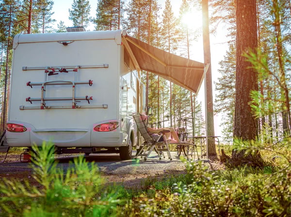Husbil parkerad i skogen
